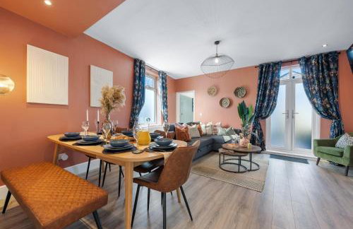 4-Bedroom Stunning Luxe, Spacious & Stylish Design House Bolton, Sleeps 11, with Parking Central Bolton, Links to Manchester, Pet-Friendly, Best For Groups! WORK CONTRACTORS SPECIAL OFFER! - by Blue Puffin Stays - Foto 13