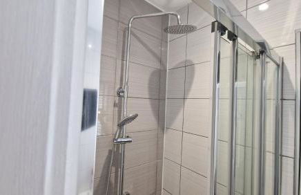 Stunning, clean, free parking home, ideal long stays - Foto 18