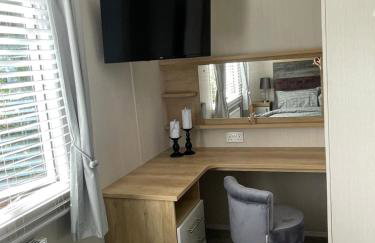 Beautiful caravan at Kent coast with wrap around decking and free WiFi sleeps 6 - Foto 22