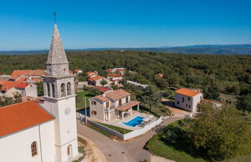 Villa atop the village with stunning view - Foto 25