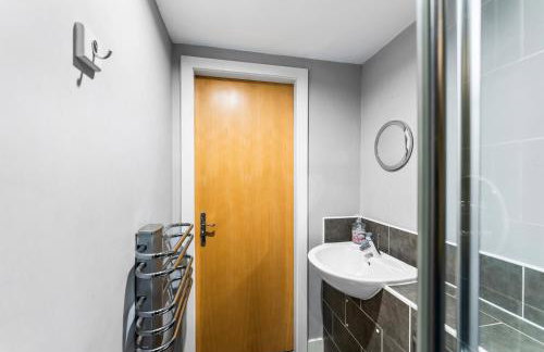 30 percent off! Stylish 2 Bed 2 Bath Abode with Parking - Foto 18