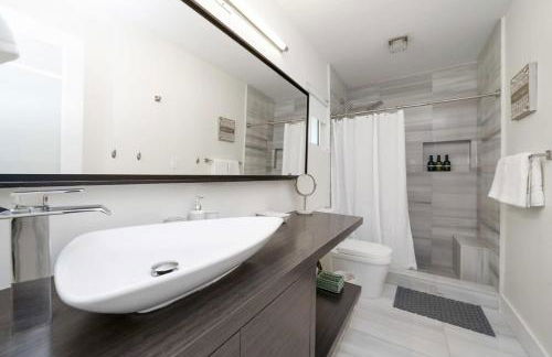 Boho House - Stylist Home with Parking and large Yard - Foto 6