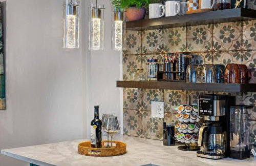 Chic Home with Large Private Yard! Hot Tub, Close To Downtown - Foto 22