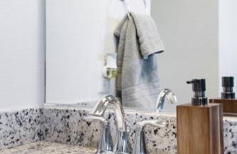 Explore the River Walk from Artsy Designer Retro Chic Home - Foto 46