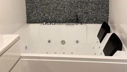 Le Gîte de Lancelot avec balnéo City Center - Foto 2