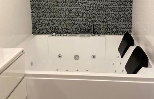 Le Gîte de Lancelot avec balnéo City Center - Foto 2