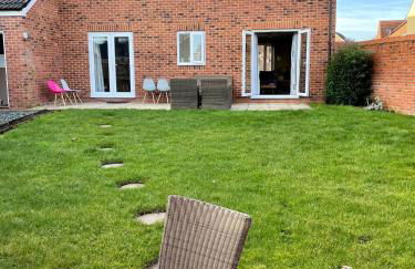 Stunning Large Detached Gloucester, 4 beds, 3 bedroom, 2 bathroom property, Nr Chelt, The Docks and Quays sleeps 6 - Photo 36