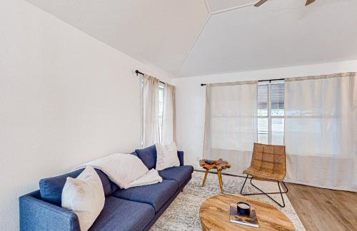 Beautiful dog-friendly home with fireplace, large yard, hammock, W/D, and AC - Foto 9