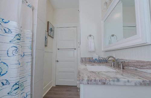 Uptown Cottage Newly Updated Home Near the Strand Galveston Harbor and UTMB - Foto 13