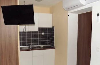 Apartment 11 Sleeps 4 Guests - Photo 13