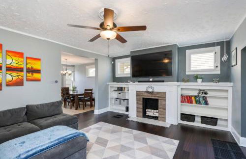 Modern 3BR w Yard Garage - Photo 2