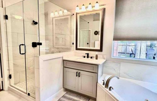 Woodlands Grand 3BR Cozy House - Photo 11