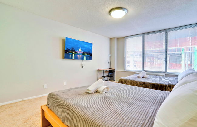 Bright Comfort in DC Apts - Foto 30