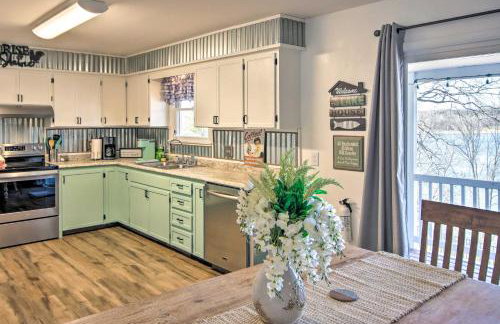 Lakefront Gem with Screened Porch and Game Room! - Foto 8