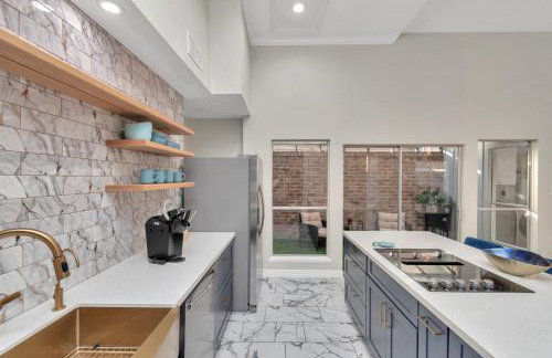 AccessibleGem 3BR Jacuzzi & Air Hockey Sleeps 13 Chinatown - Foto 36