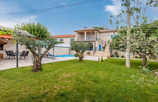 Stylish Villa With Swimming Pool and Garden - Photo 33