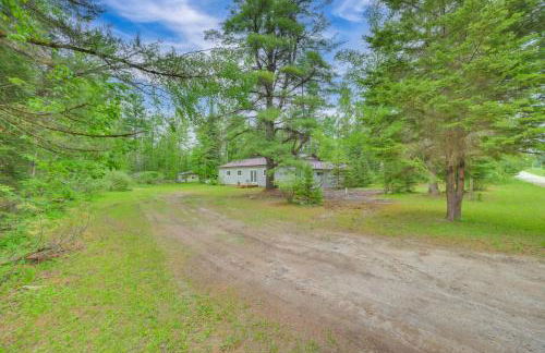 Updated Cabin with 2 Suites, Fire Pit and Forest Views - Foto 33