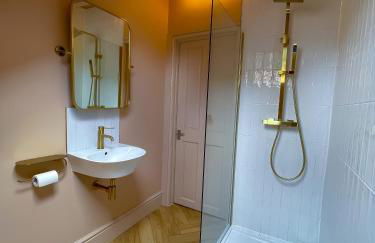 Spacious home in Leeds ideal for gatherings with free parking - Foto 51