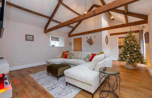 Luxury Barn - Hot Tub, Views, Stunning Location! - Pass the Keys - Photo 2