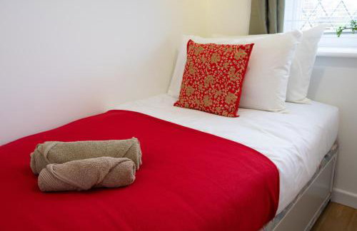 Award Winning Beautiful House in South Cambridge, 14-Min Drive to the City Centre, Free Parking, No Sofabeds, Sleeps 6 - Photo 19