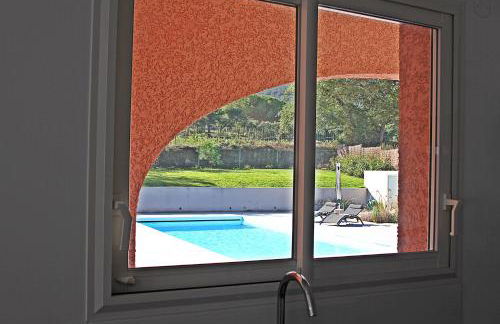 Modern 4 bedroom villa, air-conditioning, swimming pool, private gardens - Photo 8