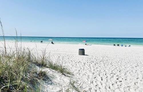 Sea Salt Vacation Home, Private Pool - Walk to Beach - Foto 47