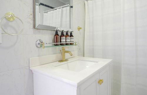 New 5 bed w/hot tub close to Universal sleeps 12 - Foto 38