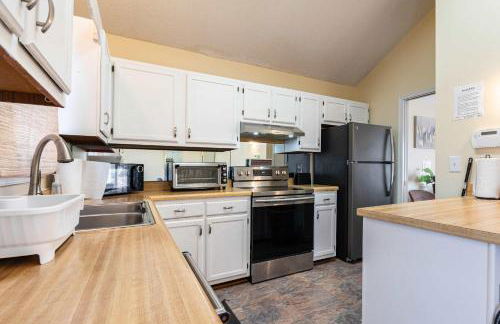 Stylish Home with BBQ Patio Prime Greensboro Spot - Foto 12