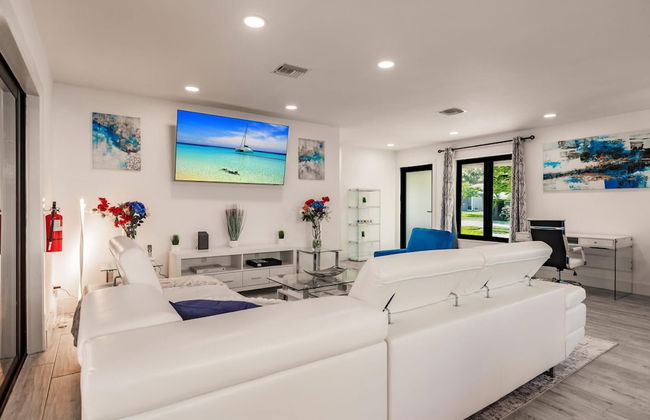 Modern Spacious Home With Pool Jacuzzi - Photo 5