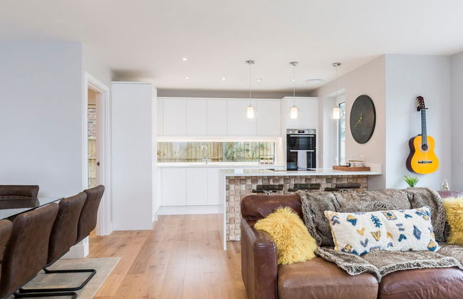 Stylish new Home With Parking - King Beds Garden - Foto 10