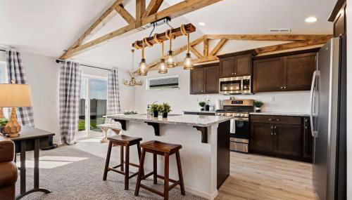 Modern Cabin Vibes, Vaulted ceilings, Sleeps 8! - Foto 4