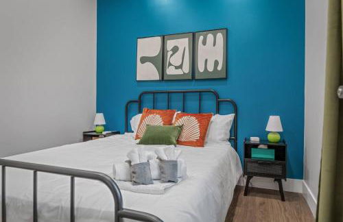 Apt+ 2 Queens+Bunkbed+Free Parking 55"TV - Photo 13