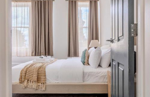 Immense Bright 5BR House near Kensington Olympia - Photo 31
