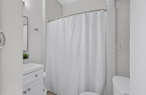 Deluxe 6 Bedroom 3 Min to Downtown w 2-car Driveway - Foto 55