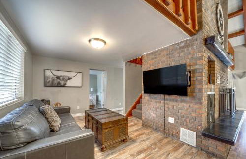 Fire Pit and Grill Spacious Forest Lakes Chalet - Foto 6