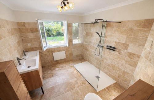 Maison en pierre avec piscine chauffée, jacuzzi et vue sur Gordes - Photo 5