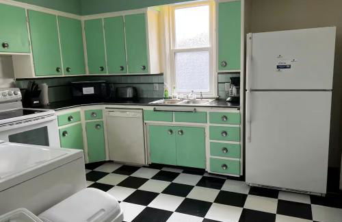 Falls Retreat - Walk to the Falls, the Casino and all Downtown Restaurants - Across from the Aquarium - Photo 5