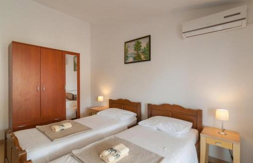 Gorgeous Apartment In Supetar-Splitska - Photo 17