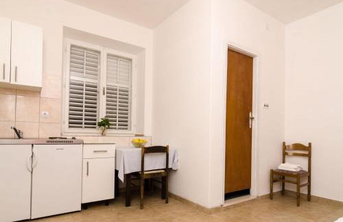 Guest House Kiko - Apartment with Balcony A5 - Photo 2