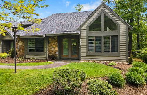 Charming Getaway l recently renovated l Hidden Valley l 4BR+3Bath l Hot Tub - Foto 1