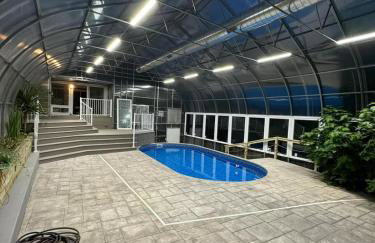 Majestic Cottage Estate with Indoor Heated Pool - Foto 9