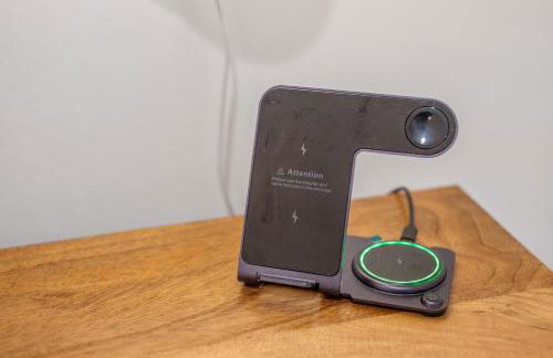 Couples Retreat with Hot Tub, Beach Cruisers, Spa Bath - Foto 25