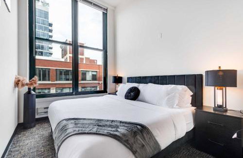 West Loop - City Views With In & Out Parking 2 - Photo 8