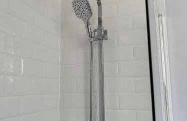 Central 2BR Home with Parking near Ferry - Foto 24