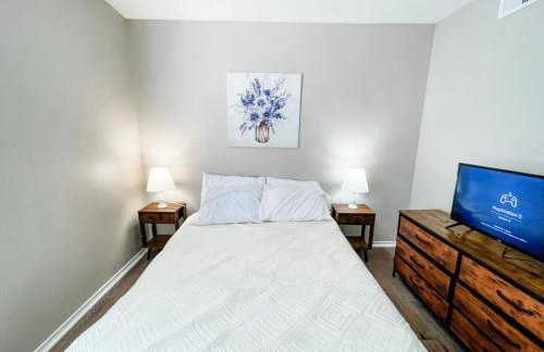 Spacious 3BR Retreat with Pool and Prime Location - Foto 9