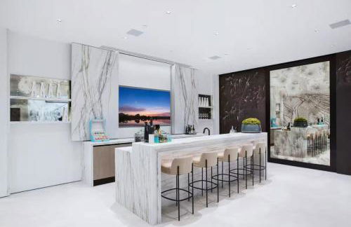 Ultra-Luxurious BH Estate with Pool, Theatre, Views - Foto 62