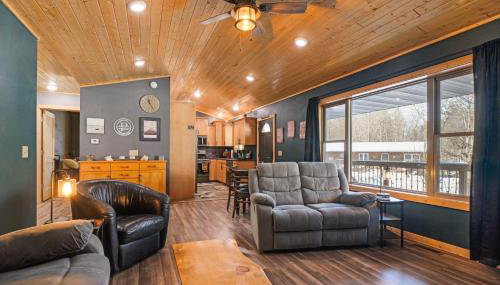 Northwoods Escape Lakeside Retreat with Deck - Foto 2