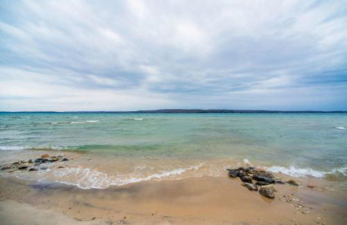 Crystal Lake Hillside with Private Sandy Beach - Foto 4