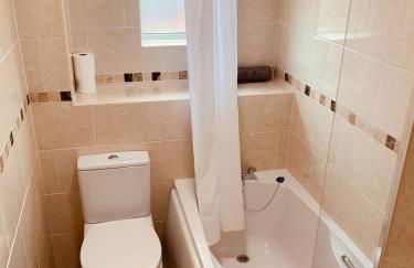 2 bedroom house walking distance to city centre WITH FREE PARKING - Photo 10