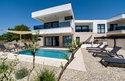 Villa Mirakul, new modern villa with swimming pool, close to the beach, children playroom, quiet area- by TRAVELER tourist agency Krk - ID 2680 - Foto 1